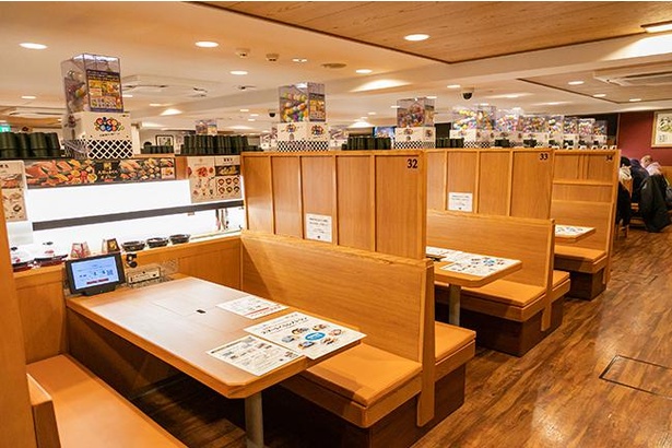 渋谷駅前店はボックス席のほか、カウンターも9席もある
