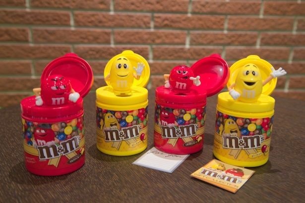 【写真を見る】発売中の“チョコが出るキャップ”が付いた日本オリジナル「M＆M’S カラフルボトル」(希望小売価格・各税抜600円)はバレンタイン＆ホワイトデーの期間限定品