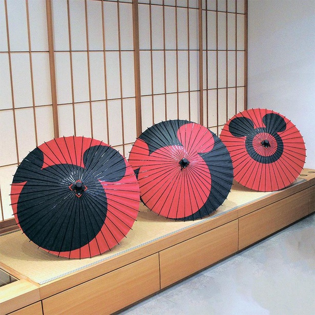 日本最古の和傘屋・辻倉は「切継ぎ」という高度な技法を使い、手すきの和紙でミッキーマウスやミニーマウスを表現した。姫和傘1万6000円