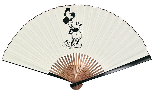 宮脇賣扇庵からは1928年のミッキーマウスやミニーマウスを描いた扇子(6800円)も