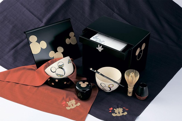 茶道文化を発信する淡交社はミッキーマウスアートなどをあしらった茶箱セット(7万円)などを出展。茶筅や茶杓など細かい部分までディズニーの世界観が表現されている