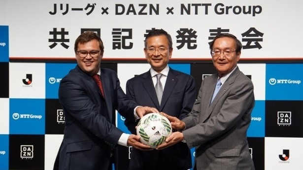 【写真を見る】Jリーグが締結した『DAZN(ダ・ゾーン)』との放映権契約。2017年から10年間で放映権料は約2100億円に