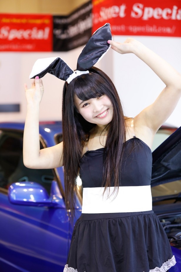 「Street Special ガレージ八幡 Port West」(2号館/231)では、ウサギの耳を付けたかわいらしいコンパニオンを発見！