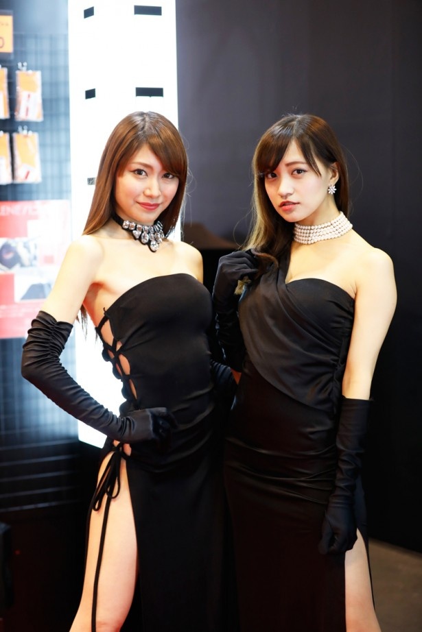 ドレスアップショップ「VLENE」は、ブース(2号館/232)もコンパニオンの衣装も黒で統一！