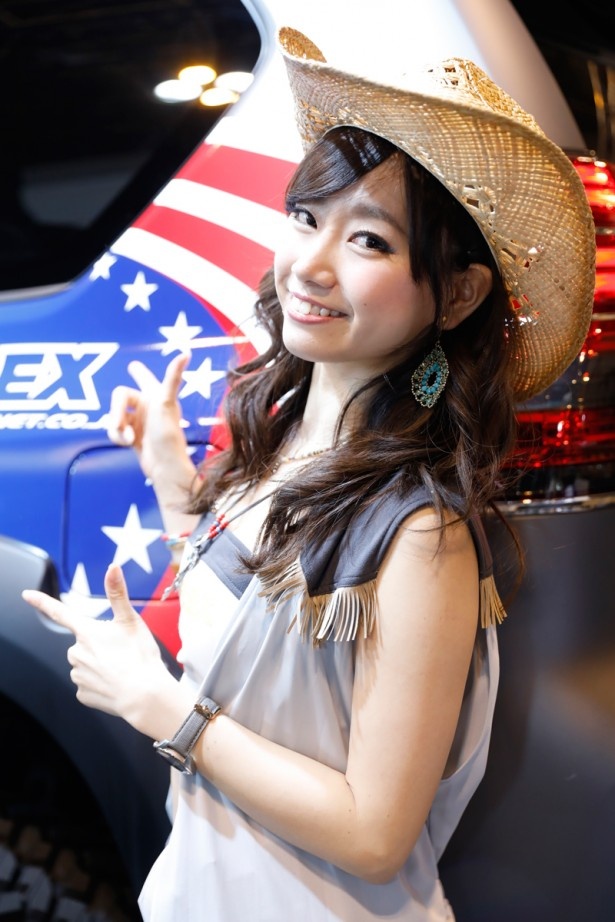 「FLEX」(2号館/237)の美人コンパニオンは、マッチョにカスタムされたトヨタ ランドクルーザー プラドをバックに！