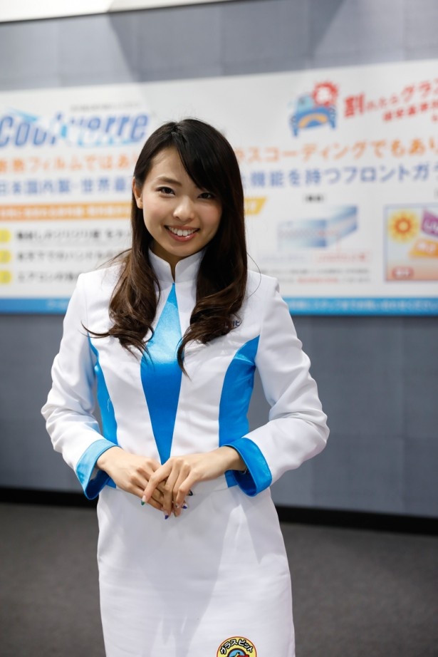 ガラス修理などのプロショップ「glass pit」(3号館/314)のブースでパンフレットを配布していた美人コンパニオン
