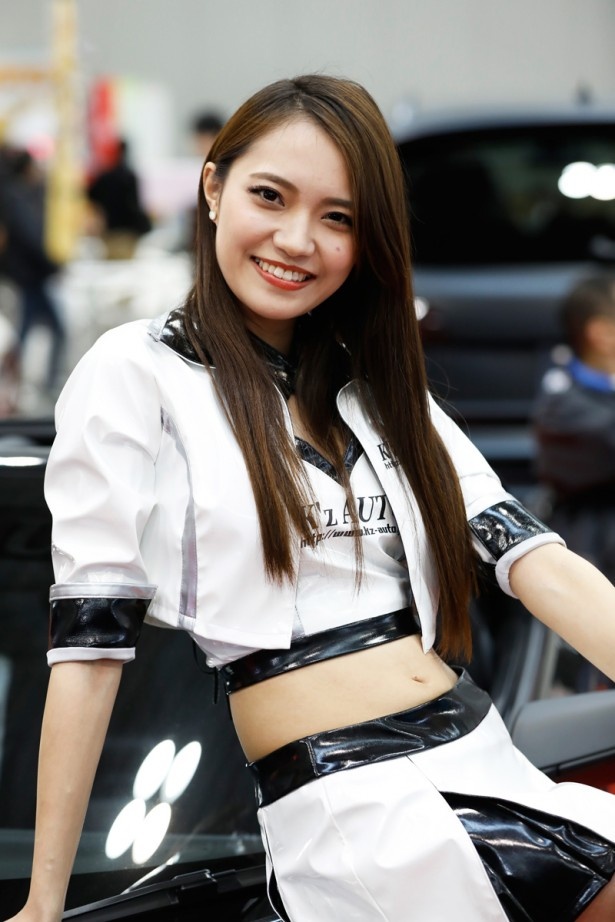 軽自動車などが集まる「DRESS UP STYLE WORLD」(3号館/324)にいた「K'z AUTO」の美人コンパニオン