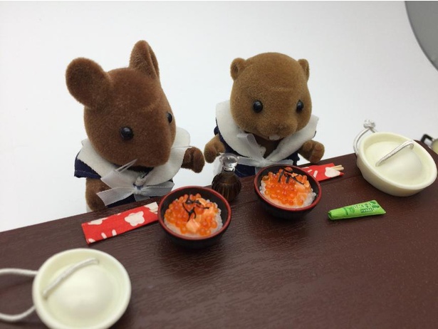 さまざまなシチュエーションがあるのも魅力。「港で鮭いくら丼を食べる水兵さん」