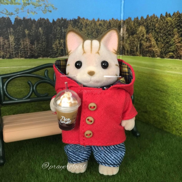 ドリンク片手にひと休み。「猫のお父さんの休日」