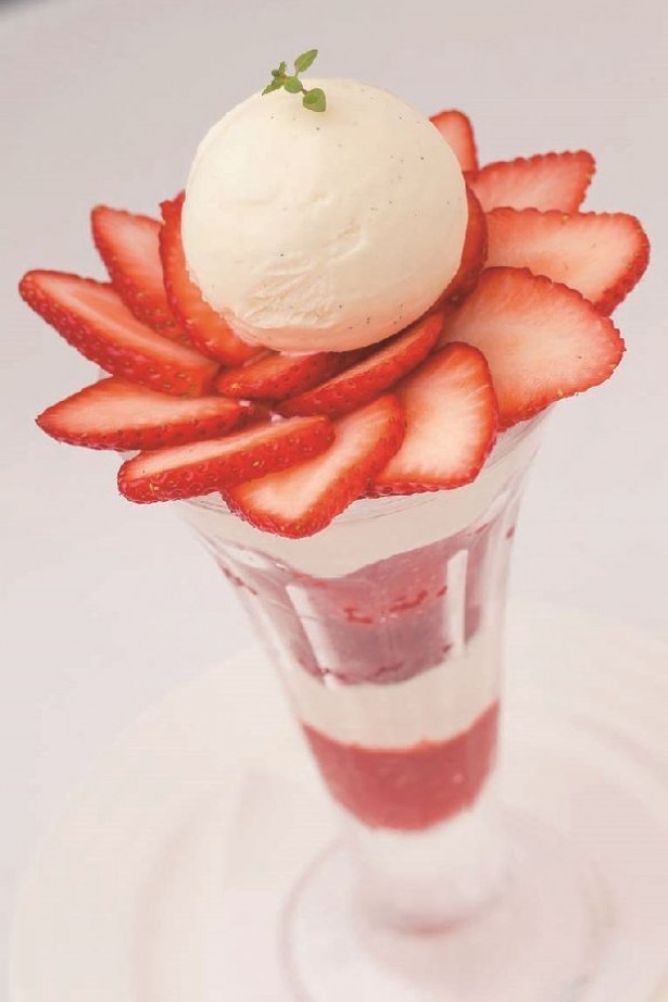 【写真を見る】「The Tokyo Fruits パーラー」の「いちごのパフェ」(2052円)