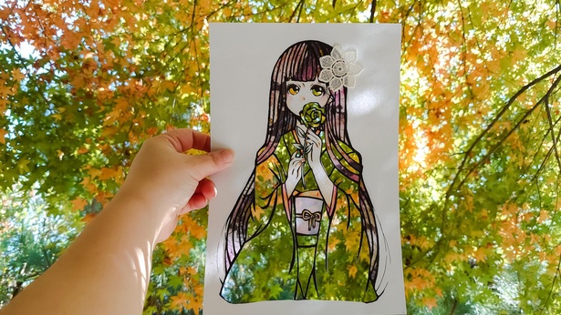 桜や紅葉、青空で彩る美しい「切り絵」。ステンドグラスのような儚さに