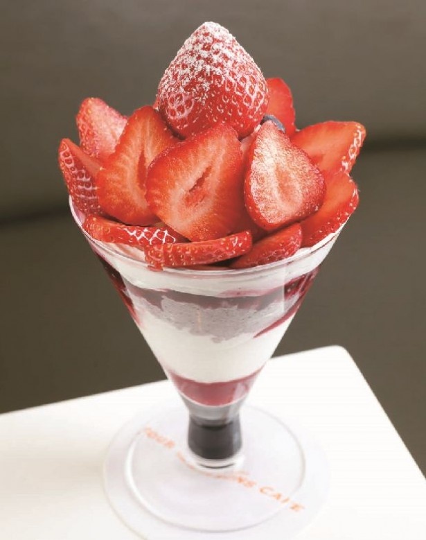 【写真を見る】「FOUR SEASONS CAFE」の「あまおうのパフェ」(1728円)