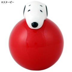 【写真】赤色のボールに乗るスヌーピーは、お馴染みのドッグハウスに寝ているかのよう