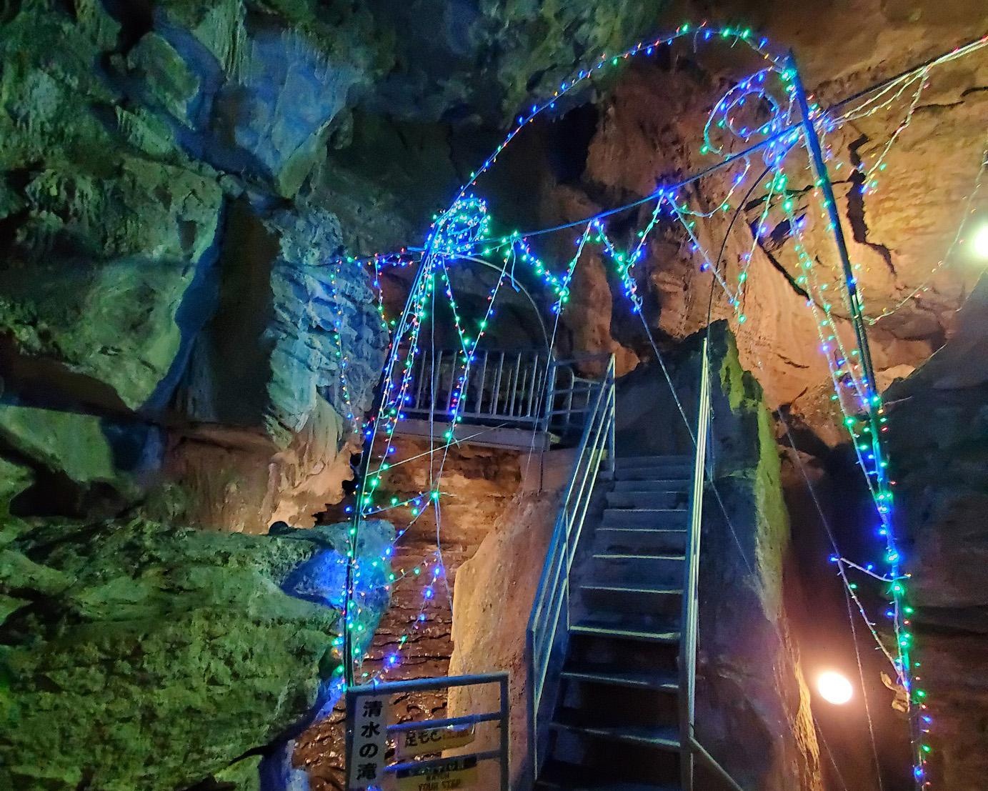 昼間に輝くイルミネーション、長崎県西海市の七ツ釜鍾乳洞で「光の鍾乳洞」開催