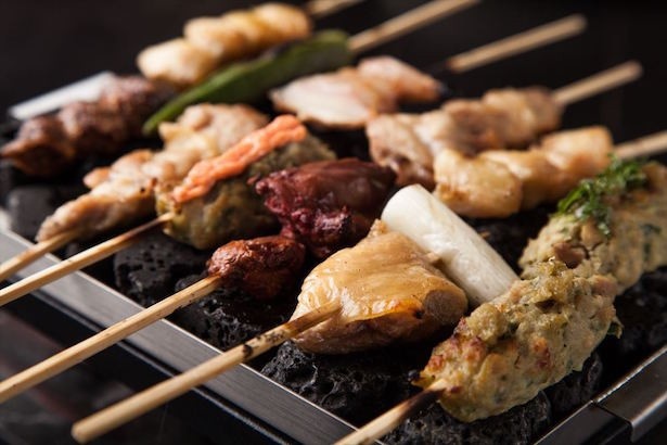 焼き立てをそのまま頬張る「〇金のやきとり」