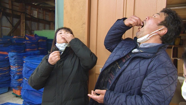 味見も息ぴったりのシンクロポーズで
