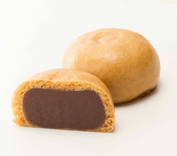 生地に、沖縄県産の黒糖を使用したやさしい滋味あふれる味わいと有機丸大豆醤油を入れることでほのかな塩味を感じられる