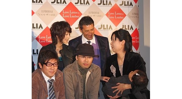 記念撮影の際、堀北さんがた｢Love LetterよりLove Leather」受賞者の11か月の赤ちゃんとその親に話しかけるというひと幕も
