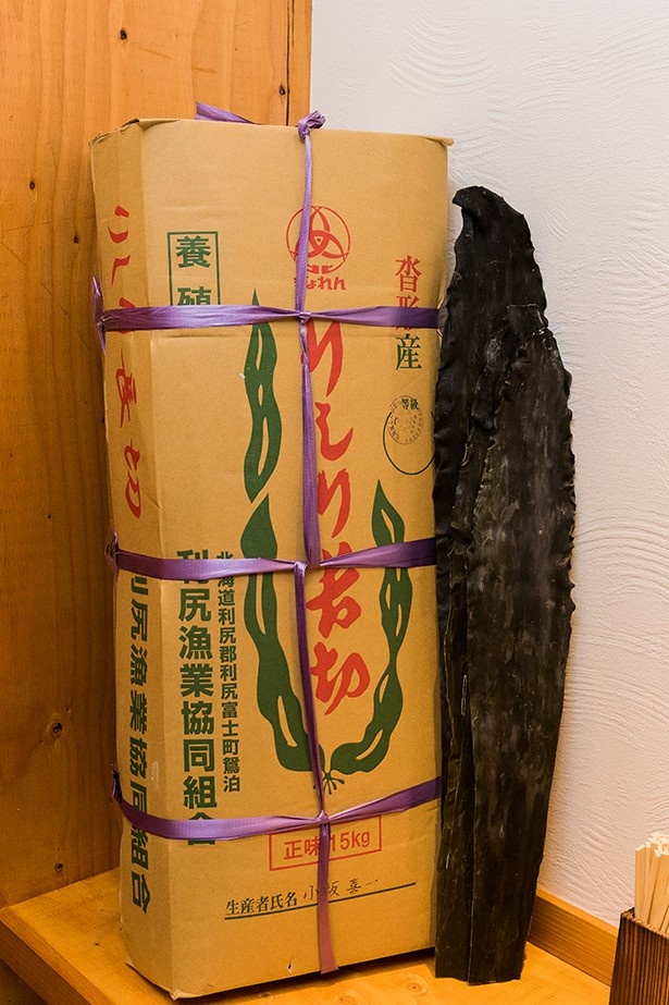 スープに使われる利尻産の利尻昆布。市場価格は一箱30万円以上だとか！