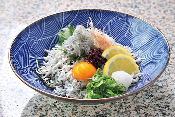 「ダブルしらす丼」(1380円)。生と釜揚げのシラスが入った贅沢な丼/海石