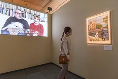 エントランスには20周年記念アート『ノートルダム』を展示。その隣には作者のメッセージ動画も