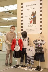 アニエスベーとリサとガスパールがコラボしたファッションアイテムの展示も