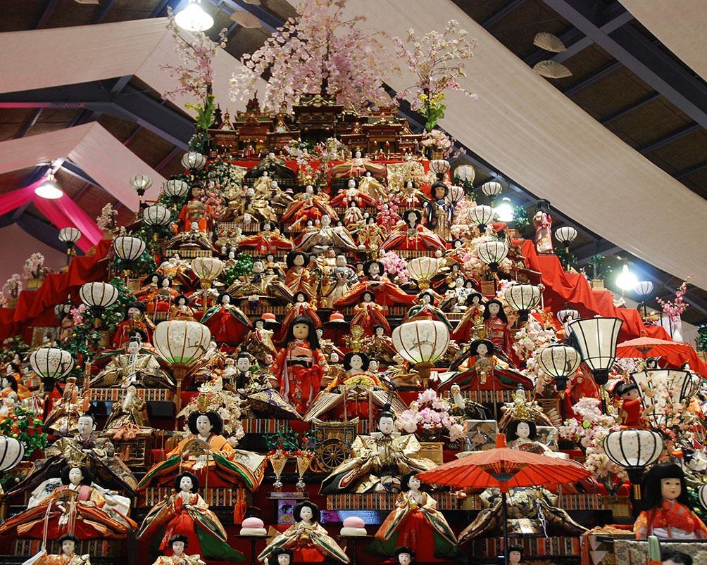 高さ約8メートルの「百段のひな壇」は圧巻、徳島県勝浦町の人形文化交流館で「第33回ビッグひな祭り」開催