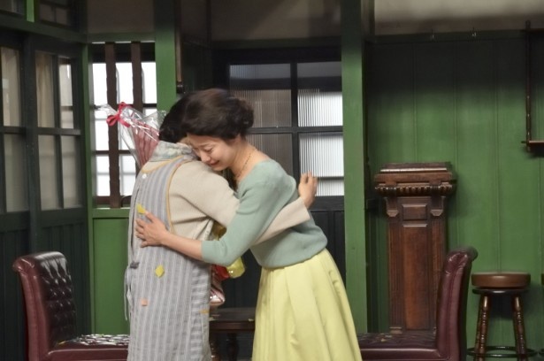 母・はなを演じ、語りも務めた菅野美穂とは、涙を流しながらのハグ。連続テレビ小説の先輩・後輩でもある