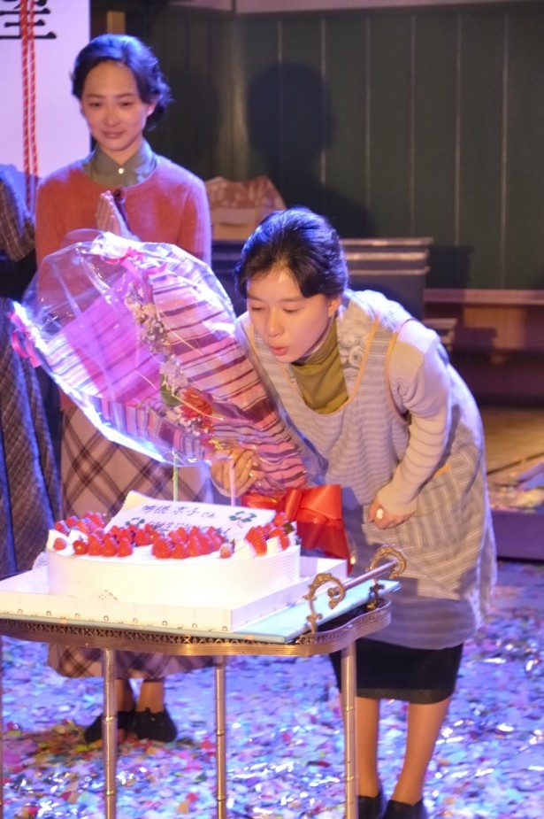 この日、20歳の誕生日を迎えた吉根に、サプライズでケーキが贈られた。イチゴのなかに、芳根の大好きなトマトも混じっている
