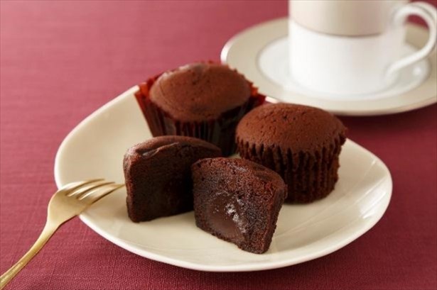 トリュフチョコをまるごと1粒入れて焼きあげたプチケーキのセット「トリフケーキ2個入」(税抜500円)