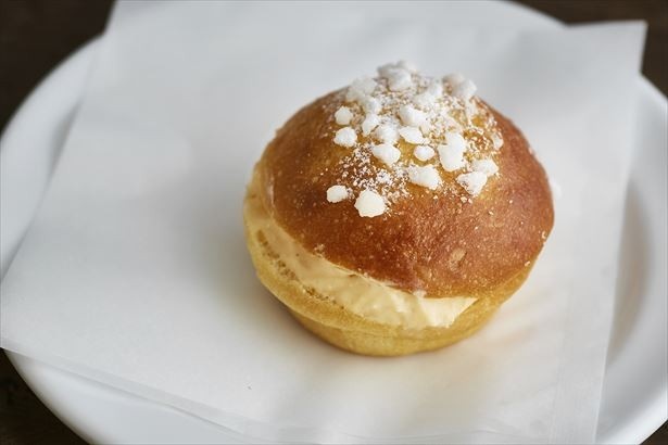 エッグジャムとリッチなバターを、ふんわりと焼き上げたブリオッシュ生地でサンドした「EGG CREAMPAN」(税抜340円)