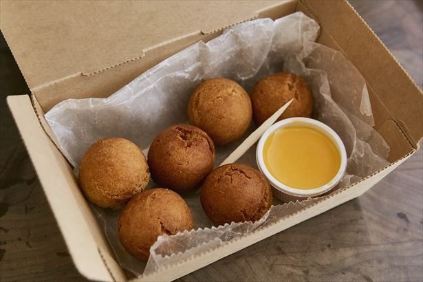 卵味の濃い甘味のある「EGG DOUGHNUT」(税抜360円)。エッグジャムをかけて食べる体験は他にはないドーナッツの楽しみ方。