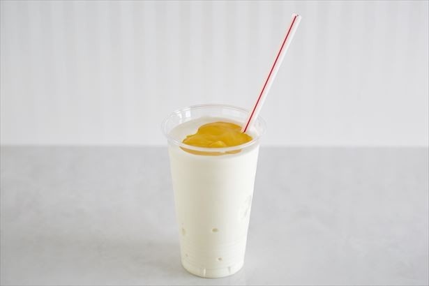 さっぱりしてコクのある甘味のミルクベースにエッグジャムをかけ、卵の風味もふんだんに感じられる「EGG SHAKE」(税抜370円)