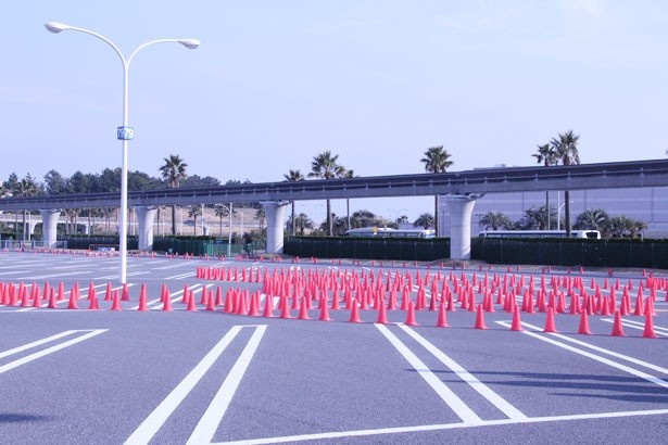 駐車場に並ぶ三角コーン。これを上から見ると、きれいなミッキーマウスの横顔に！ ※通常は立ち入り禁止