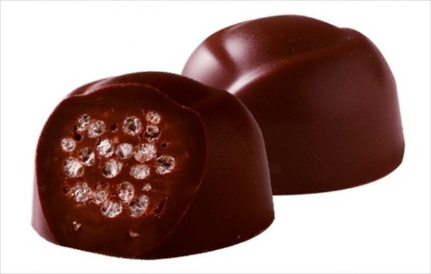 「クランキー＜やわらかチョコ仕立て＞」は外側はミルクチョコ、内側は軟らかいチョコとパフの2層仕立て