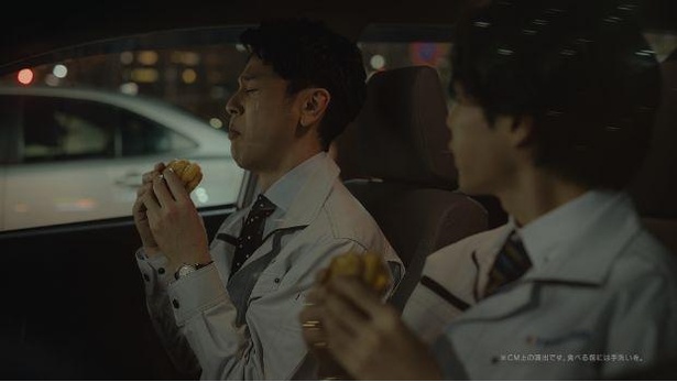 「ごはんバーガー」を食べながら交わすコミカルな会話に注目したい
