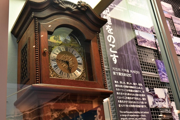 阪神・淡路大震災の5時46分で針が止まったままの時計など、震災当時の貴重な品を見ることができる