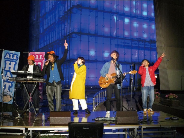 神戸ゆかりのアーティストらによる防災トークや、演奏ライブなどが行われた「ALLHAT2020ライブ」の模様
