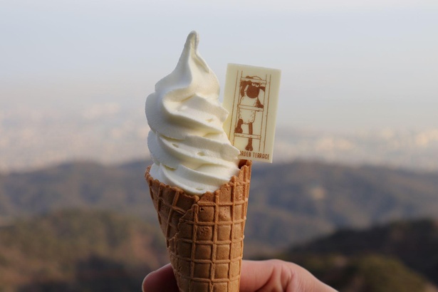 フードテラスでは「ひつじのショーンソフトクリーム」(400円)を提供
