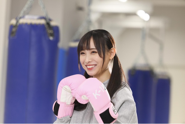 初めてのキックボクシングに奮闘するココナちゃんは「関西ウォーカー 2021年4月号」をチェック！