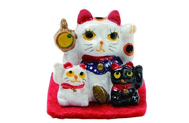 右手と左手をあげている白猫のほか、厄除けの意味がある黒猫が一緒になった｢招き猫置物｣(500円)/今戸神社