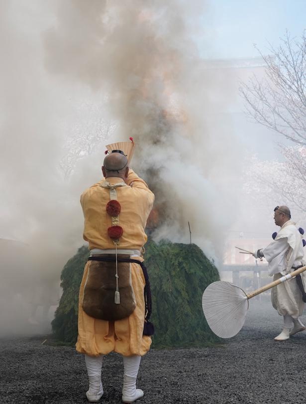 蔵王堂前で行われる「採灯大護摩供」