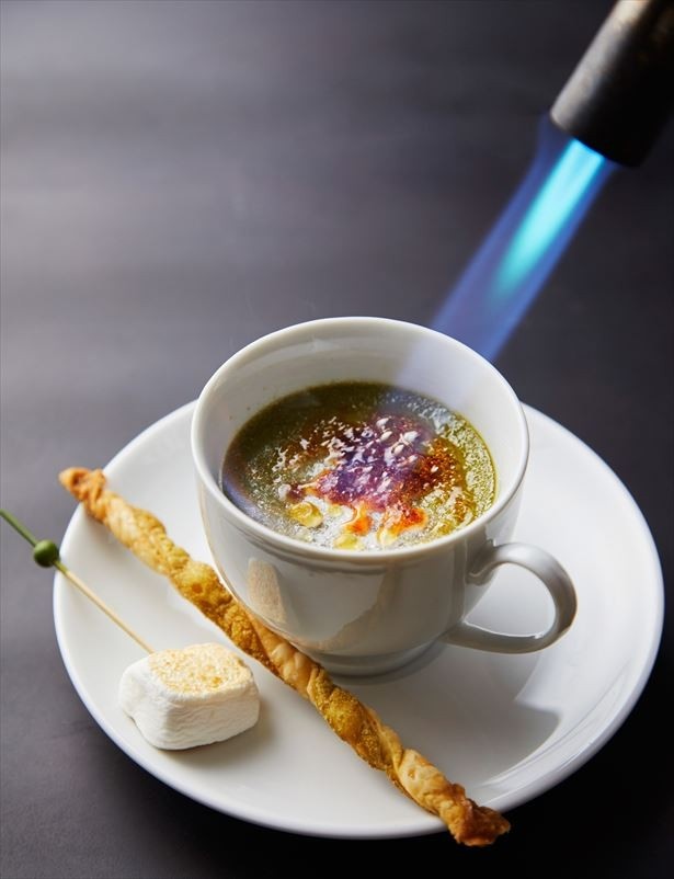 【写真を見る】春限定の濃厚な抹茶クレームブリュレをゲストの目の前でつくりあげる