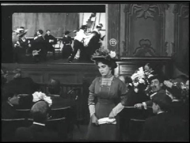 『迷惑帽子』。1909年作のコメディ。大混雑する劇場に大きな帽子の女性が入場。当時の衣装や劇場の様子もわかる作品