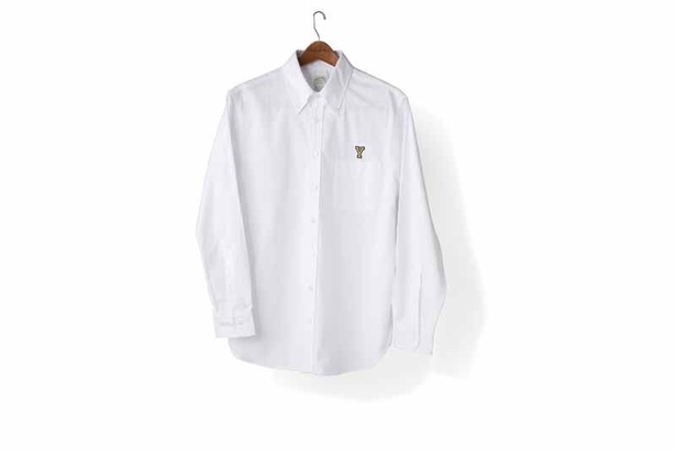 シンプルな白のシャツに「Y」の文字を刺繍