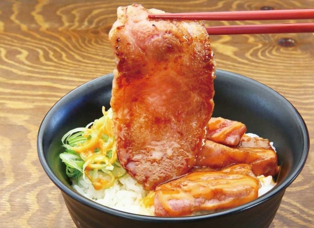 キッチンスポットの人気メニュー、がんてつ牛焼肉丼(800円)