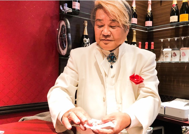 モノマネを織り交ぜながらマジックを披露してくれる「Mr.Shinの店」。札幌で人気のパフェ専門店「ベリーベリークレイジー」のパフェも楽しめる