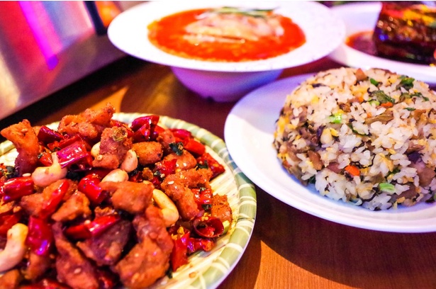 四川料理「芙蓉苑」の鶏肉とピーナツ(写真・左)の唐辛子と高菜チャーハン(写真・右)