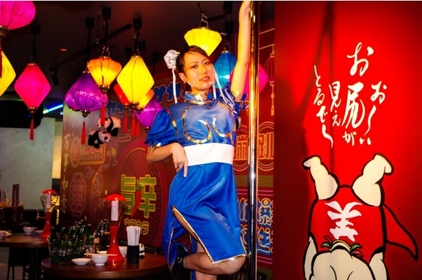 四川料理が味わえる「芙蓉苑」では、ステージでダンサーが踊るショータイムも
