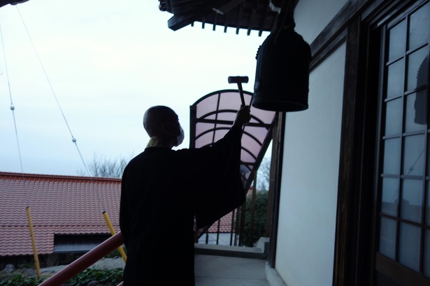 朝のお勤めは、宿坊から階段を上がり、御本堂へ向かう。鐘の音が朝の静かな空に響く